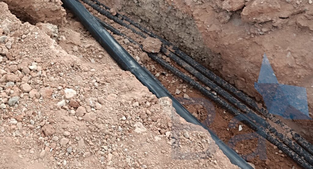 Detail of PEAD water supply pipes in a trench.